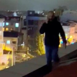 Baskından kaçan kumarbazdan çatıda 'pes' dedirten savunma