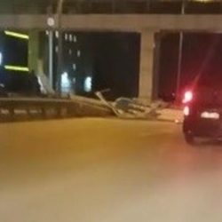Bursa'da şiddetli lodos trafik levhalarını devirdi